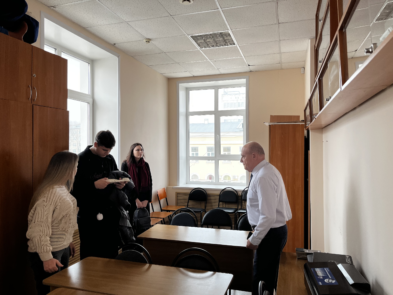 31 октября 2025г. заведующий кафедрой Правоохранительная деятельность Свечников Н.И., доцент кафедры Уголовное право Живодрова Н.А. и доцент кафедры Правоохранительная деятельность Битюцкий Е.В. провели профориентационные мероприятия для учащегося 11 класса МБОУ СОШ № 77 г. Пензы